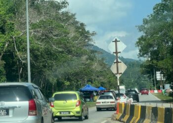 ALIRAN trafik dilihat perlahan sebaik memasuki Jalan alternatif Gua Musang-Kuala Lipis di Gua Musang, Kelantan hari ini.UTUSAN/AIMUNI TUAN LAH
