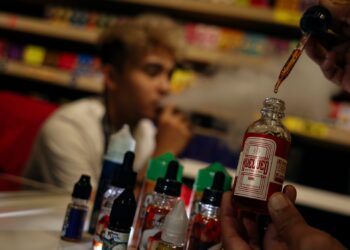 NIKOTIN yang terkandung dalam perasa vape boleh menyebabkan ketagihan dan membahayakan kesihatan.