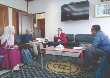 ASYRAF Wajdi Dusuki ditemu bual wartawan Utusan Malaysia, Zulkifli Jalil (dua dari kiri), Aslinda Nasir dan Nizam Yatim di Kuala Lumpur, baru-baru ini. – UTUSAN/FARIZ RUSADIO