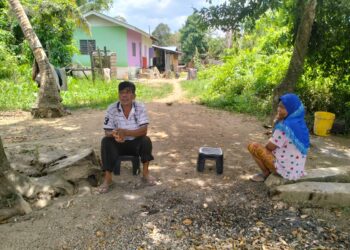 MAT Yusof Kasim bersama isteri terpaksa berehat di halaman rumah  ekoran cuaca panas di Kampung Banggol Che Wan, Meranti, Pasir Mas, Kelantan-UTUSAN/ROHANA ISMAIL