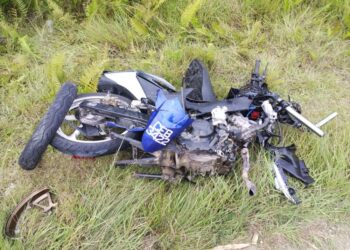 KEADAAN motosikal mangsa mengalami kerosakan teruk selepas terlibat dalam kemalangan di Kilometer 36, Jalan Gua Musang-Kuala Krai berhampiran Felda Chiku, Gua Musang, Kelantan, hari ini.-UTUSAN/IHSAN POLIS