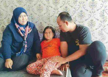 NUR AMYLIANA MOHD. RIDUAN (tengah) hanya diberi harapan mampu hidup selama enam bulan selepas dikesan menghidap sakit saraf tunjang, November tahun lalu.
