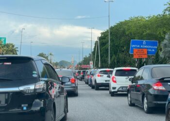LALUAN jalan alternatif Gua Musang-Kuala Krai di Gua Musang, Kelantan hari ini masih sesak dengan kenderaan perantau yang mula pulang ke ibu kota.-UTUSAN/AIMUNI TUAN LAH