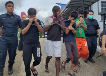MOHAMAD Khairul Firdaus (dua dari kiri) dibawa ke Mahkamah Majistret Kuala Pilah hari ini bagi dituduh atas kesalahan menculik seorang remaja perempuan berusia 14 tahun dalam kejadian di Felda Gugusan Raja Alias, di Jempol pada 22 April lalu.-UTUSAN/NOR AINNA HAMZAH.