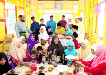 Jaga adab ketika
ziarah raya.