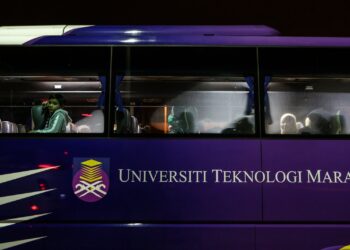 ADA pelajar Universiti Teknologi Mara (UiTM) menerima notis digugurkan taraf secara tiba-tiba baru-baru
ini kerana gagal menjelaskan bayaran yuran pengajian.