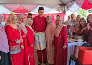 ANDI Muhammad Suryady Bandy (lima kiri) bersama tetamu yang hadir dalam majlis rumah terbuka Aidilfitri di kediamannya di Tanjung Batu, Tawau