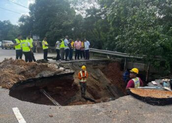 MENDAPAN tanah yang berpunca daripada kebocoran paip di tepi Jalan Tun Hamzah berhampiran Taman Ozana Impian, Melaka.
