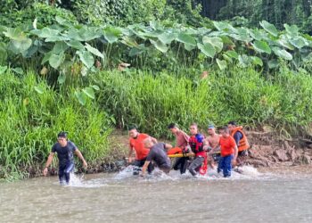 MAYAT Muhammad Yusuf Khairuddin yang lemas ketika mandi di sungai berdekatan Loji Air Sungai Limau di Kupang, Baling.