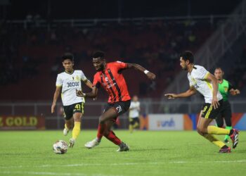 ISMAHEEL Akinade (tengah) cuba melapasi pertahanan pasukan Perak FC dalam perlawanan Liga Super di Stadium Sultan Muhammad IV, Kota Bharu, Kelantan malam tadi-UTUSAN/KAMARUL BISMI KAMARUZAMAN