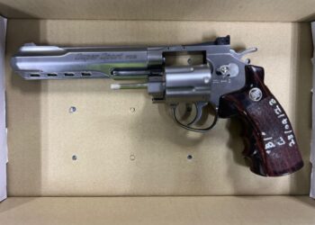 PISTOL angin jenama Wingun Patent Super Sport 702 Cal. 6mm BB yang dirampas polis bersama  enam peluru jenama Wingun 700 dan satu bungkusan lut sinar mengandungi manik plastik warna hijau.