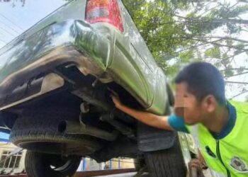 ANGGOTA penguat kuasa KPDN memeriksa tangki tambahan pada sebuah trak pikap untuk menyeludup diesel-UTUSAN/IHSAN KPDN