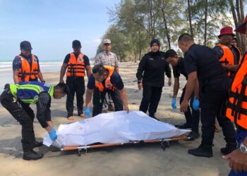 MAYAT Mohamad Azwan Mohd. Azman ditemukan lemas selepas hilang semasa memukat ikan di Pantai Telong, Bachok, Kelantan hari ini-UTUSAN/IHSAN MARITIM KELANTAN