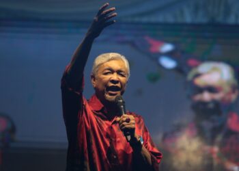 AHMAD Zahid Hamidi ketika menyampaikan ucapan sempena Himpunan Madani Kedah 2023 di Dataran Stargate, Alor Setar. -UTUSAN/SHAHIR NOORDIN