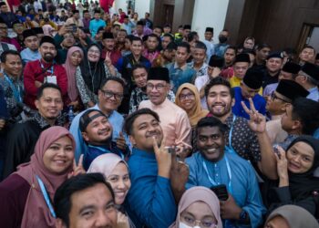 ANWAR Ibrahim (tengah) berswafoto bersama pengamal media yang membuat liputan Majlis Rumah Terbuka Malaysia Madani di Hotel Raia, Alor Setar.