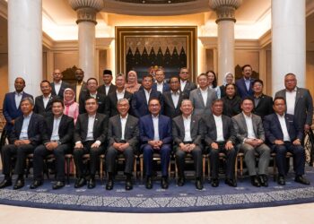 KEPUTUSAN untuk mencutikan seseorang menteri adalah kuasa mutlak perdana menteri yang harus
dibuat berdasarkan fakta dan bukti. – PEJABAT PERDANA MENTERI