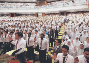 ALUMNI universiti perlu ke depan dalam konteks kerjasama yang erat bagi
memastikan mahasiswa, bakal graduan, graduan dan kilang akademiknya mendapat
keuntungan bersama.