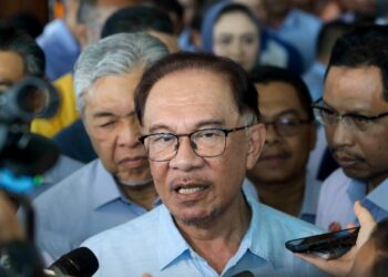 ANWAR Ibrahim bercakap kepada pemberita selepas Sambutan Hari Pekerja 2023 di Pusat Konvensyen Antarabangsa Putrajaya (PICC) di sini, hari ini.-UTUSAN/FAISOL MUSTAFA
