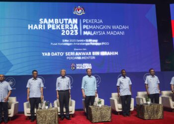ANWAR Ibrahim ketika hadir Sambutan Hari Pekerja 2023 di Pusat Konvensyen Antarabangsa Putrajaya (PICC) di sini, hari ini.-UTUSAN/FAISOL MUSTAFA