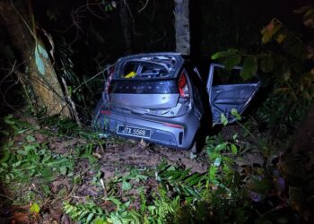 KERETA jenis Proton Iriz dinaiki tiga sahabat terjunam ke dalam gaung di Jalan Lendu, Masjid Tanah, Melaka.