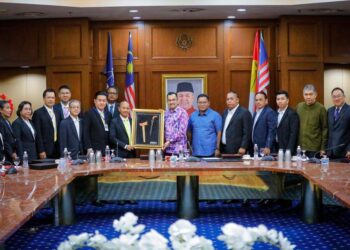 ASYRAF wajdi (tengah) bersama rombongan Gabenor Wilayah Yala dan pimpinan tertinggi wilayah selatan Thailand - FB Dr Asyraf Wajdi Dusuki