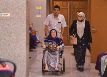 AMINAH Abdullah hadir ke Mahkamah Tinggi Syariah Kuala Lumpur bagi perbincangan pembahagian harta. - UTUSAN/SHIDDIEQIIN ZON