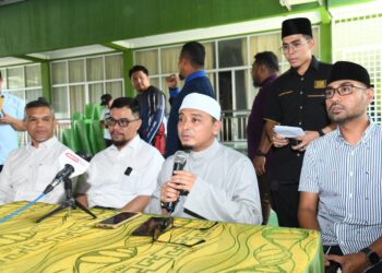 MOHAMAD Wadi Annuar Ayub (dua dari kanan) menjawab pertanyaan sewaktu sidang media yang berlangsung di Kompleks Pendidikan MATIN, Kampung Abi, Padang Machang, Kangar Perlis. -UTUSAN/IZLIZAN OTHMAN