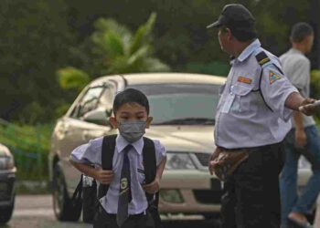 Cari masa bertanya punca anak tidak selesa. GAMBAR HIASAN