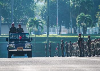 MOHAMMAD Ab. Rahman memeriksa perbarisan yang terdiri dari 53 Pegawai dan 1553 anggota Lain-lain Pangkat sempena Perbarisan Perutusan Perintah Ulung Panglima Tentera Darat ke-29 di Kem Perdana Sungai Besi di sini, hari ini.-UTUSAN/MUHAMAD IQBAL ROSLI