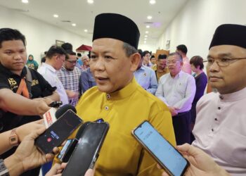 AMINUDDIN Harun ditemui pemberita selepas menghadiri Majlis Jamuan Hari Raya Aidilfitri Majlis Bandaraya Seremban (MBS) di Wisma MBS di Seremban hari ini.