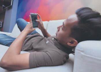 MEDIA sosial memiliki impak
negatif khususnya kepada kesihatan mental
sekiranya tidak diuruskan dengan baik.