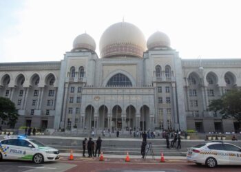 DEMOKRASI subur bila pemisahan kuasa
kehakiman, eksekutif dan legislatif dihormati
semua pihak termasuk ahli politik.