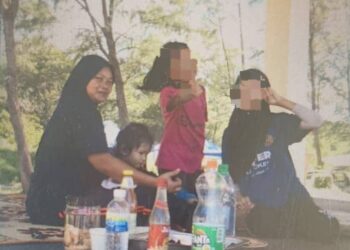 GAMBAR Siti Rabiah (kanan) Siti Nursalina (dua dari kanan) bersama ibu dan adik bongsu mereka semasa beriadah di Pantai Tanjung Buloh, Tanjung Sedili, Kota Tinggi sebelum dibawa ombak sehingga lemas.