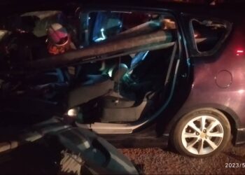 KEADAAN MPV yang dinaiki mangsa remuk selepas terbabas di Kampung Pangkal Changgong, Machang, Kelantan malam tadi.-UTUSAN/IHSAN BOMBA