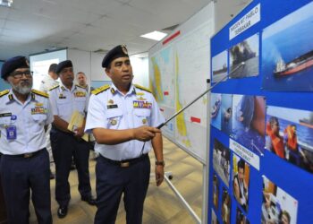 SIAFUL Lizan  Ibrahim (kanan) menunjukkan kapal MT Pablo yang terbakar dalam sidang akhbar di Ibu Pejabat Maritim Malaysia Johor, Johor Bahru. - UTUSAN/RAJA JAAFAR ALI