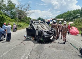ANGGOTA bomba memeriksa Toyota Wish yang dipandu oleh pegawai Unit Hal Ehwal Berita RTM terbalik selepas bertembung dengan sebuah lori di Kilometer 18, Jalan Lipis - Benta di Lipis, Pahang.-FOTO/IHSAN IPD LIPIS
