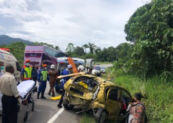KEADAAN Perodua MyVi yang remuk selepas terlibat kemalangan dengan dua buah bas di Kilometer 115.3 di Jalan Raya Timur Barat, Jeli, Kelantan hari ini-UTUSAN/IHSAN POLIS