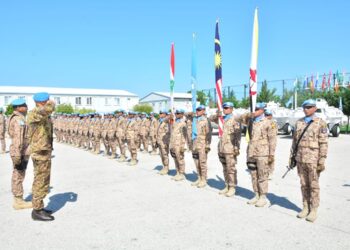 ROBERTO Vergori memberi tabik hormat kepada panji-panji Pasukan Interim Pertubuhan Bangsa-Bangsa Bersatu di Lebanon (UNIFIL) dan Batalion Malaysia (Malbatt) 850-10 yang dibawa oleh anggota pasukan itu pada Perbarisan Penganugerahan PNBB di Padang Kawad, UNP 2-1 Kem Marakah, Selatan Lebanon, semalam.