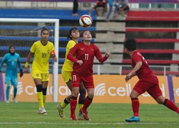 Pemain negara, Intan Sarah Anisah Zulgafli  cuba mengekang asakan pemain Vietnam dalam aksi perlawanan Kumpulan Sukan SEA Kemboja 2023 di Stadium Old, Phnom Penh. (Foto: AMIR KHALID/UTUSAN)