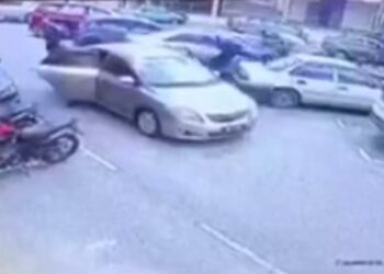 TANGKAP layar rakaman video dari CCTV yang memaparkan kejadian samun bersenjatakan parang di lorong belakang sebuah premis kedai emas di pekan Kuala Pilah pagi semalam.