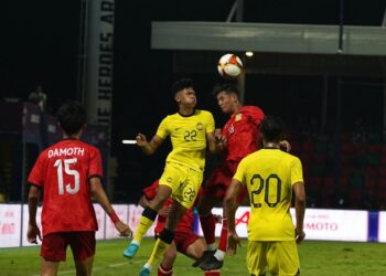 Penyerang negara, Haqimi Azim cuba mendapatkan bola daripada pemain Laos bagi aksi Kumpulan B Sukan SEA Kemboja 2023 di Stadium Prince, Phnom Penh sebentar tadi. (Foto: Amir Khalid/UTUSAN)