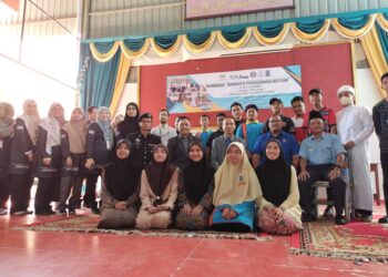 DR. Zaidi Zakaria (tengah, duduk dua kiri) bergambar dengan sebahagian daripada pelajar yang menyertai Seminar Bahaya Penagihan Ketum di Sekolah Menengah Kebangsaan (SMK) Bukit Jawa, Pasir Puteh, Kelantan hari ini-UTUSAN/YATIMIN ABDULLAH