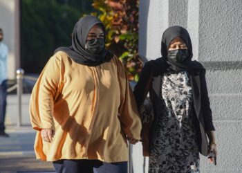 SITI Bainun Ahd. Razali (kiri) hadir bagi keputusan berhubung pertuduhan mengabai dan menganiaya remaja perempuan Sindrom Down yang dikenali sebagai Bella di Kompleks Mahkamah Kuala Lumpur di sini, hari ini. UTUSAN/FARIZ RUSADIO