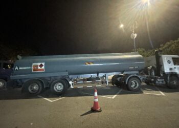 SEBUAH lori tangki yang disita pihak KPDN Negeri Sembilan dalam serbuan Op Tiris di sebuah premis di Tanah Merah Site C, Port Dickson malam semalam.