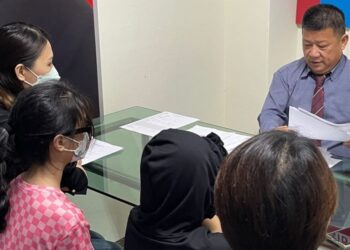 MADAM Tan bersama anak-anak mereka yang dipercayai berdepan masalah pedofilia alam maya di Pejabat Khidmat Masyarakat Ahli Dewan Undangan Negeri (ADUN) Teruntum di Jalan Berserah di Kuantan, Pahang - UTUSAN/DIANA SURYA ABD WAHAB