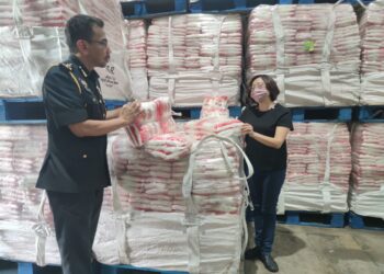 KPDN memeriksa bekalan gula di sebuah syarikat pemborong di Gong Badak, Kuala Nerus, Terengganu. - UTUSAN/PUQTRA HAIRRY ROSLI