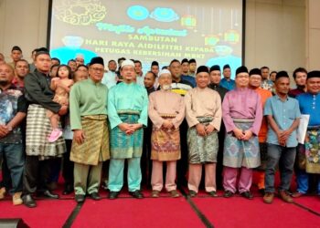 ALIAS Razak (tengah)  bergambar bersama tetamu yang hadir  pada majlis apresiasi sambutan Hari Raya Aidilfitri kepada petugas kebersihan MBKT di Kuala Terengganu, semalam.