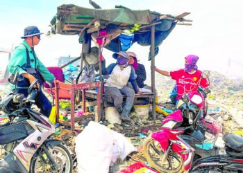 bangsal kecil yang dibina mereka di Pusat Pelupusan Sampah Beris Lalang, Bachok, Kelantan, semalam. – UTUSAN/TOREK SULONG