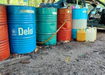 ANTARA tong drum yang dirampas menerusi serbuan Ops Tiris yang dilaksanakan KPDN negeri di kawasan tanah lapangan Jalan Wang Kelian, Padang Besar, Perlis, semalam. -UTUSAN