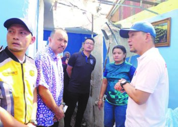 ONN Hafiz Ghazi (kanan) mengadakan  tinjauan kerosakan rumah yang rosak di badai ribut di Lorong Setia Kampung Melayu Majidee Johor Bahru semalam. – UTUSAN/RAJA JAAFAR ALI
